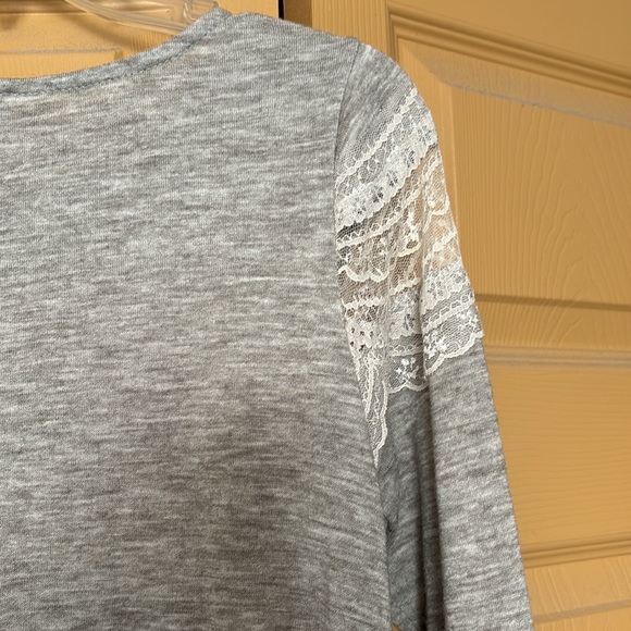 Umgee USA grey lacy long sleeve - Picture 5 of 5